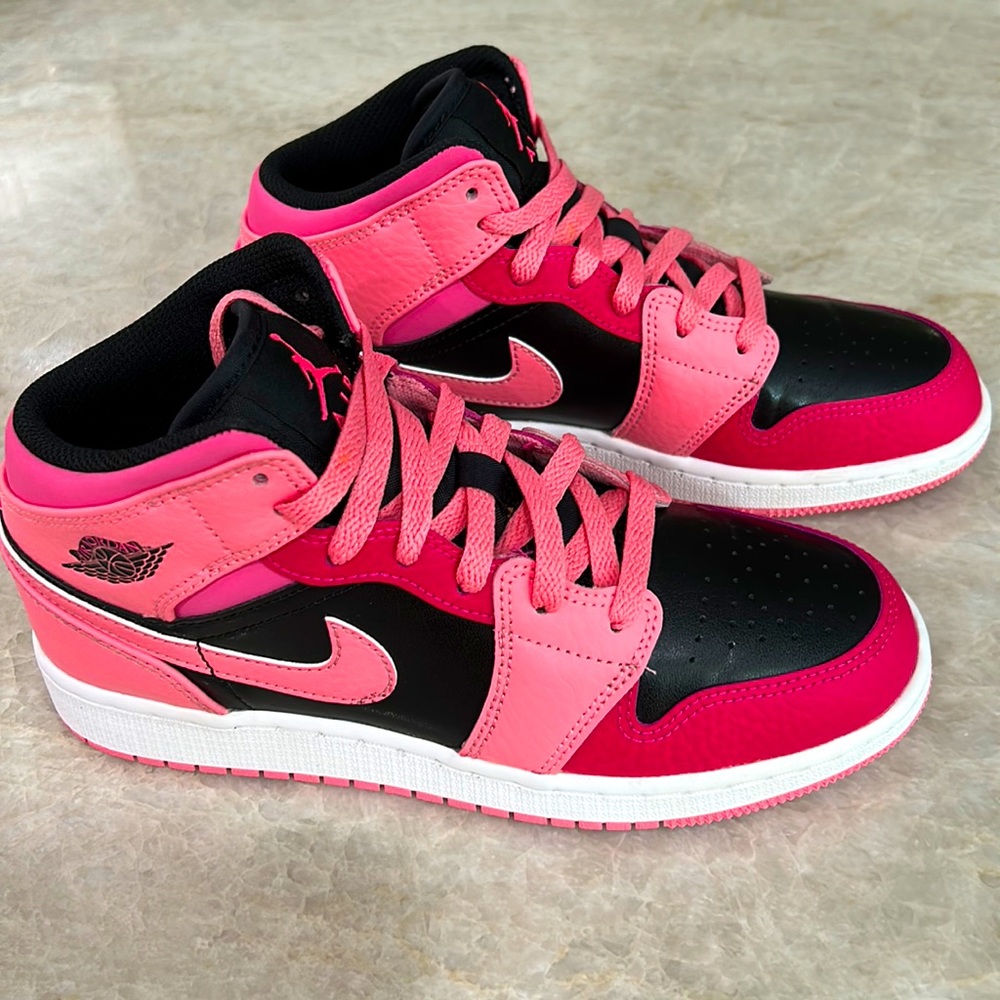 Nike Air Jordan 1 Mid GS size 5. ***GREAT CONDITION***